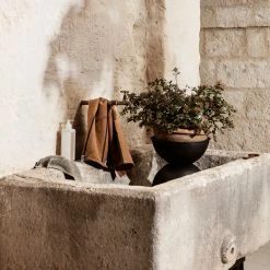 Ferm Living Hourglass Pot – Black Large Ø50 -Vitra Shop Ferm Living hourglass xsmall lifestyle2 2